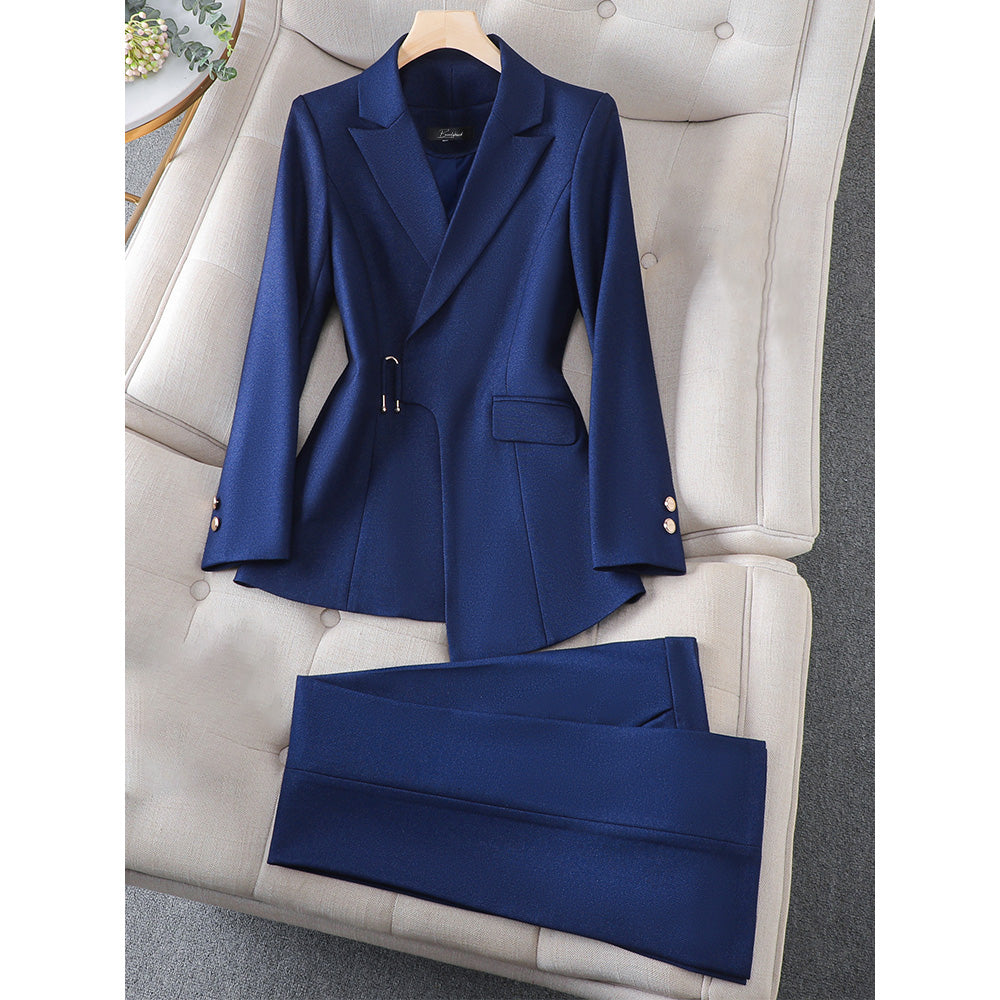 Tailleur Femme Élégant – Veste Cintrée à Revers Cranté – Fermeture Simple – Pantalon Assorti