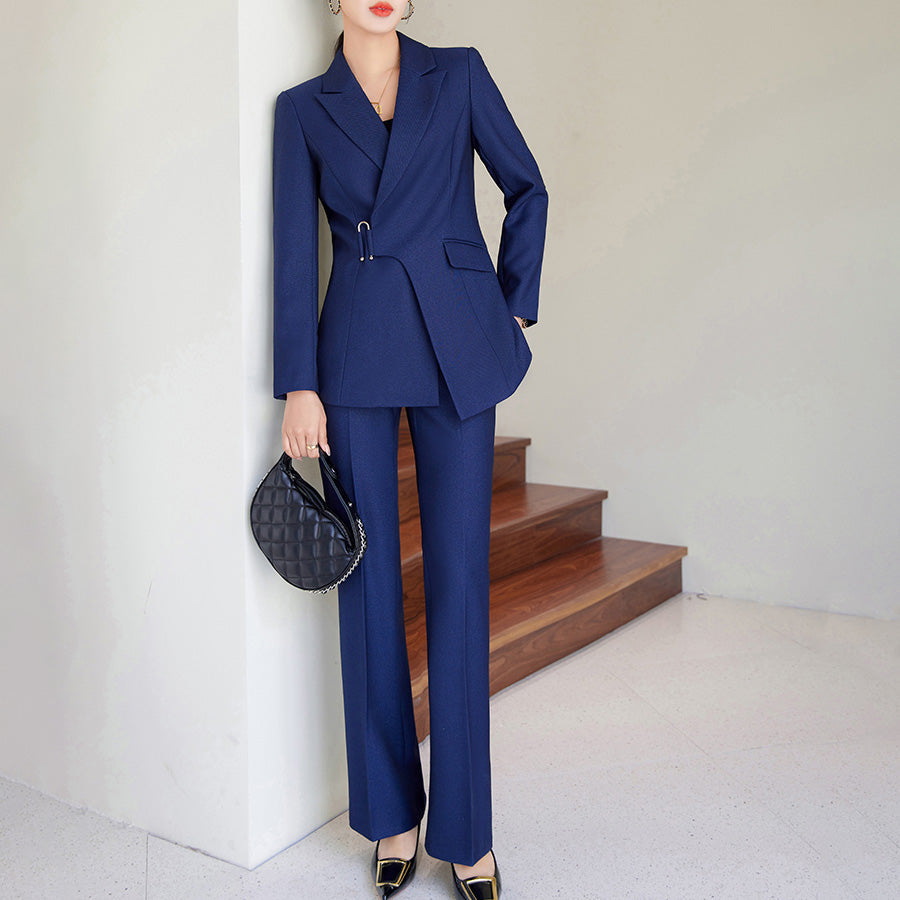 Tailleur Femme Élégant – Veste Cintrée à Revers Cranté – Fermeture Simple – Pantalon Assorti