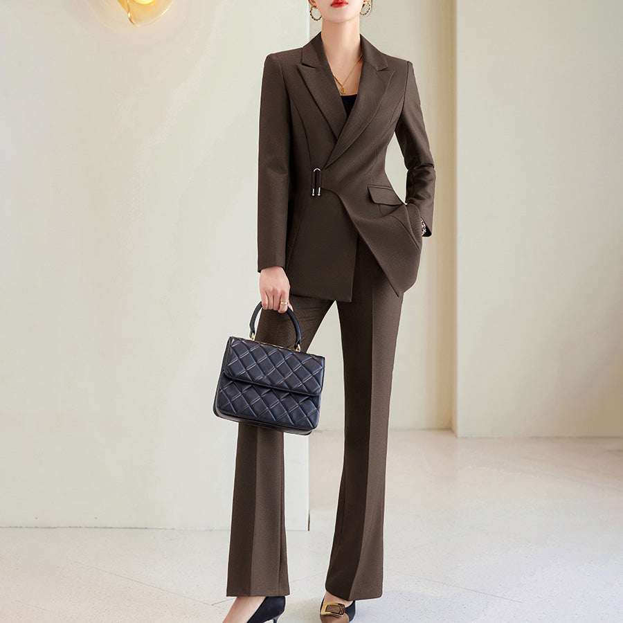 Tailleur Femme Élégant – Veste Cintrée à Revers Cranté – Fermeture Simple – Pantalon Assorti