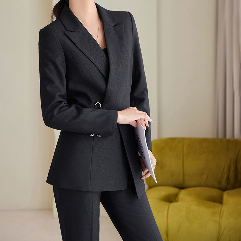 Tailleur Femme Élégant – Veste Cintrée à Revers Cranté – Fermeture Simple – Pantalon Assorti