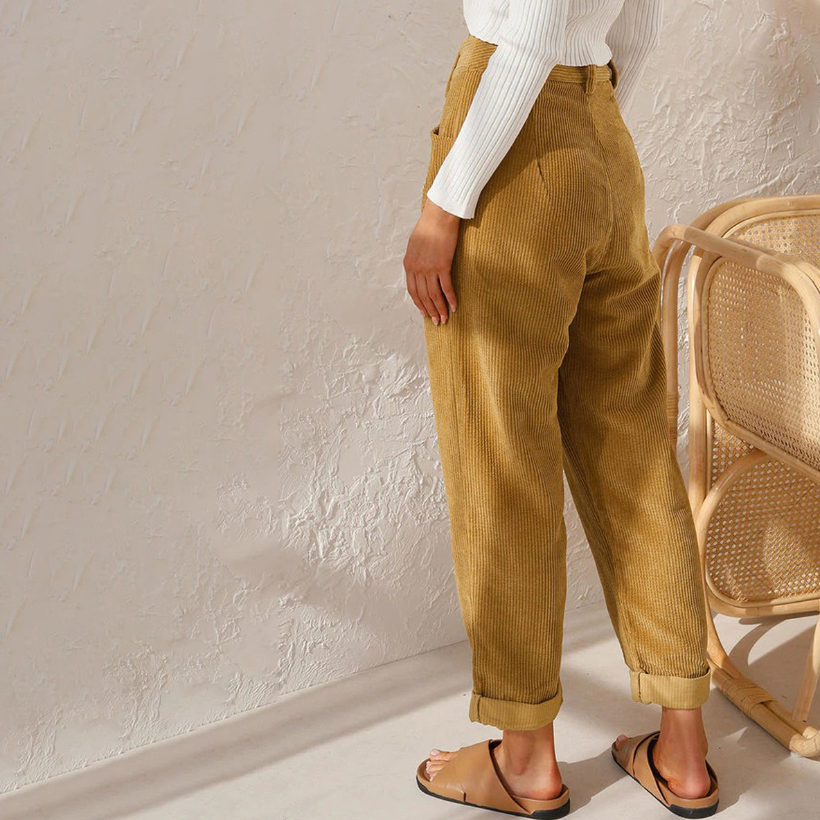 Pantalon en velours côtelé taille haute à jambe droite et pinces