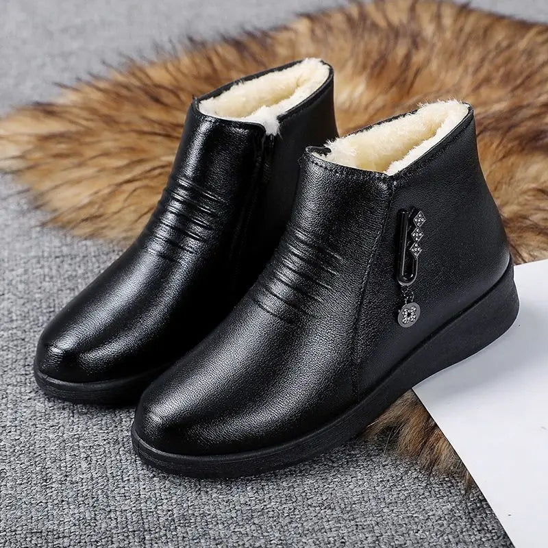 Bottines en suédine pour femme à fermeture zippée latérale, doublure douce et détail métallique