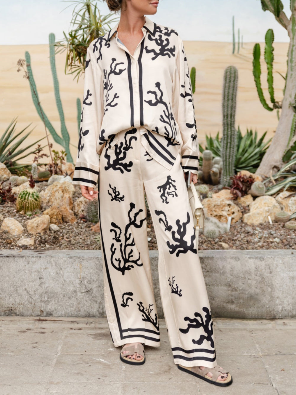 Kvinders bluse og brede benbukser sæt - Abstrakt print - Button - High Waist - Relaxed Fit