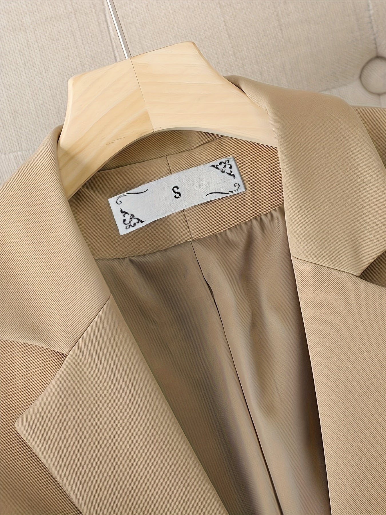 Women's Elegant Suit Jacket with One Button Closure