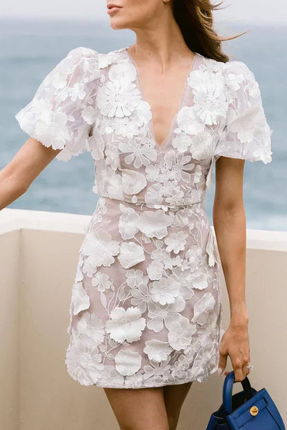 Robe Courte Ajustée pour Femme à Manches Bouffantes et Col Plongeant Brodé de Fleurs