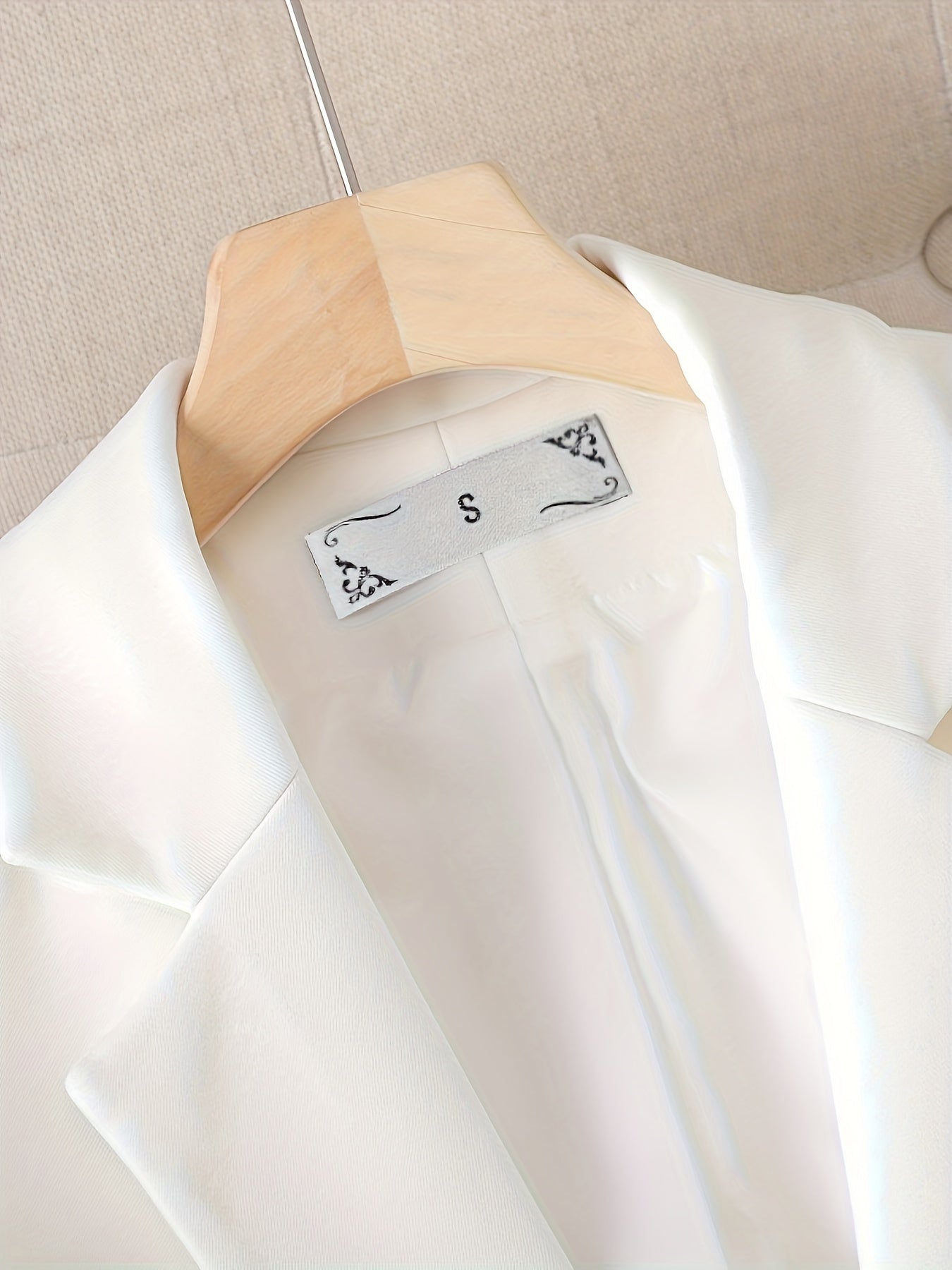 Women's Elegant Suit Jacket with One Button Closure