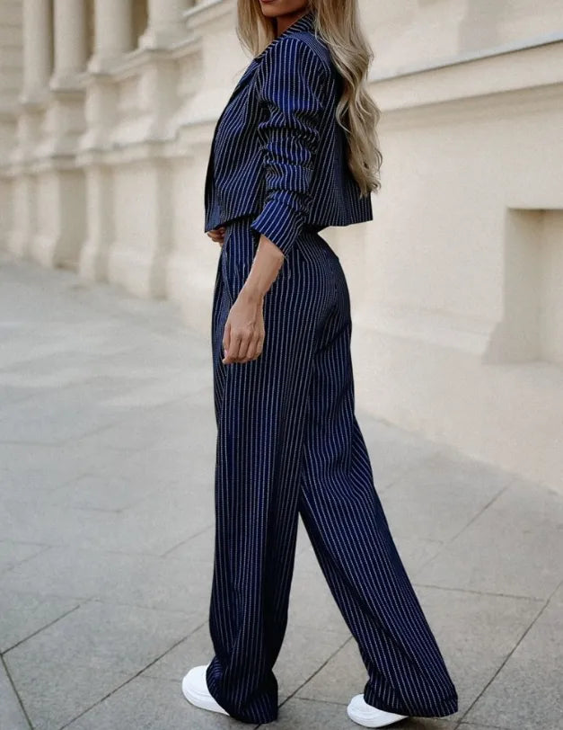 Elegant Women's Suit - Versatile and Structured Formal Wear