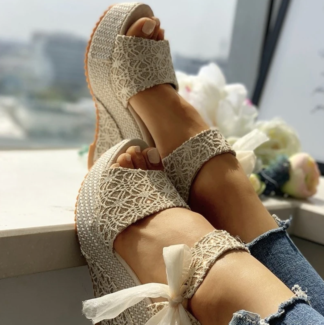 Sandales d’Été à Talon Compensé pour Femmes – Modèle à Enfiler Élégant