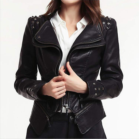 Veste en Cuir Femme – Style Biker Ajusté – Col et Poignets Cloutés – Détails Zippés