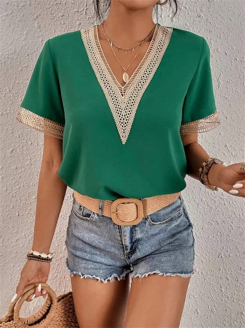 Blouse Femme en Dentelle Délicate – Décolleté en V et Manches Courtes
