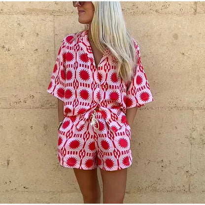 Damesæt i bomuld - Relaxed Fit - Skjorte med knapper & Shorts med elastisk talje - Geometrisk print