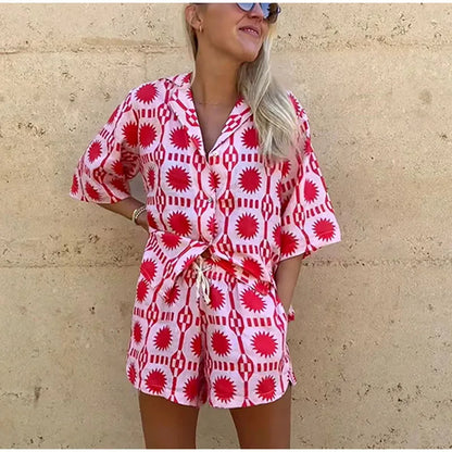 Damesæt i bomuld - Relaxed Fit - Skjorte med knapper & Shorts med elastisk talje - Geometrisk print