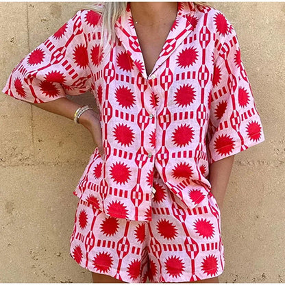 Damesæt i bomuld - Relaxed Fit - Skjorte med knapper & Shorts med elastisk talje - Geometrisk print