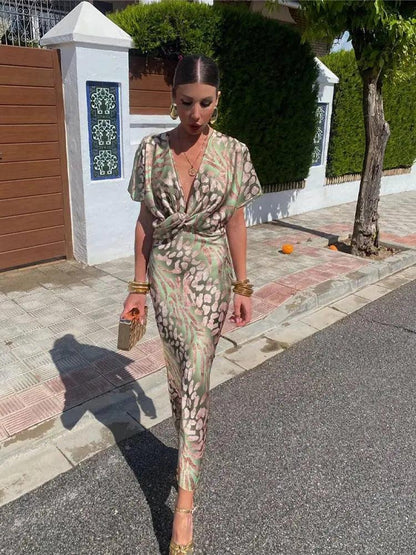 Céleste Robe Midi Florale Plissée à Col V et Manches Courtes