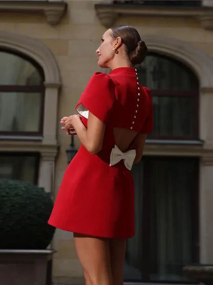 Robe Courte Rouge Élégante pour Femme avec Détails Noués et Découpes