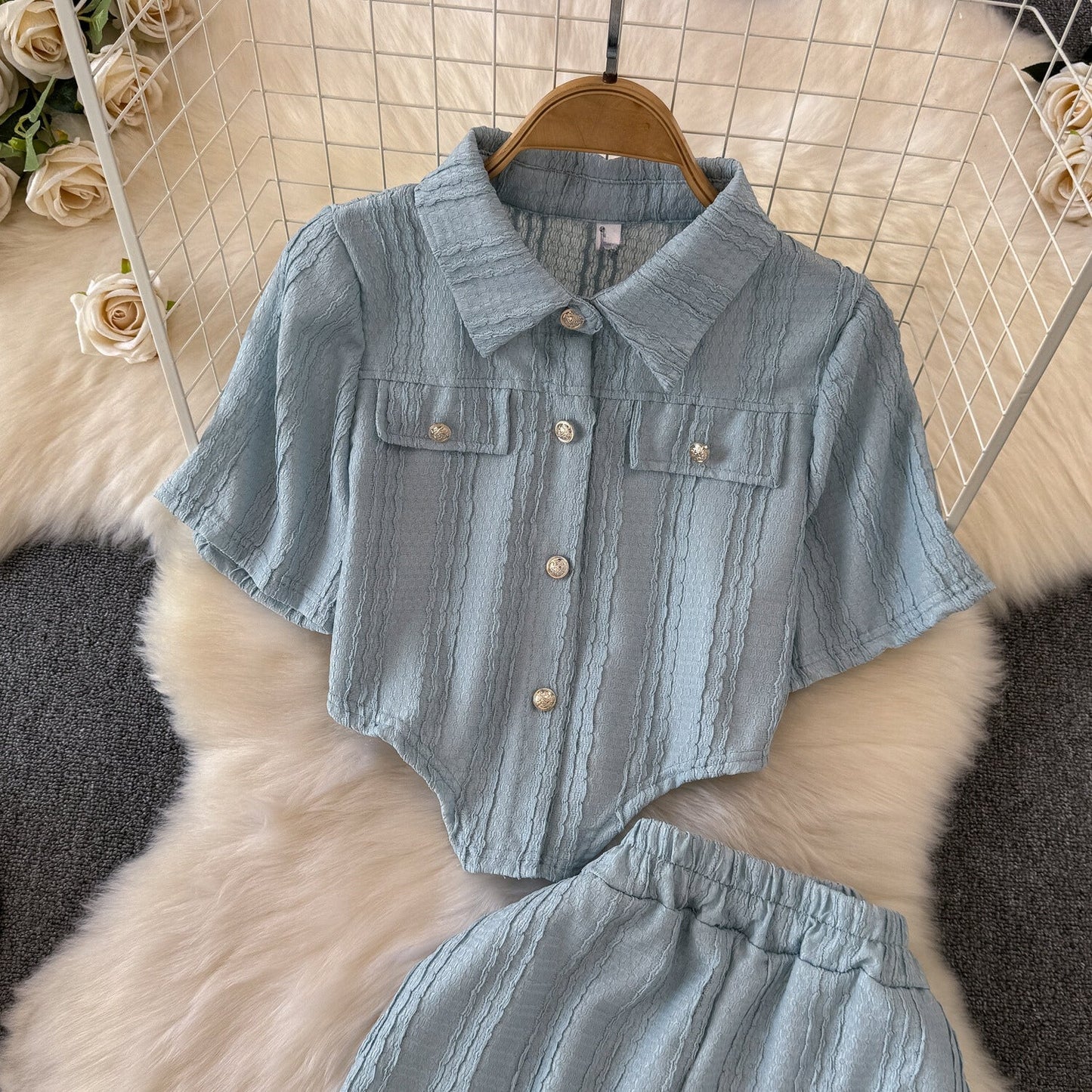 Damesæt med delt snit - Bluse med knapper og cropped snit & Bukser med vide ben - Afslappet pasform