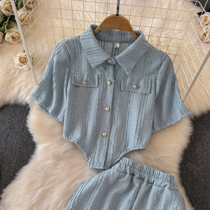 Damesæt med delt snit - Bluse med knapper og cropped snit & Bukser med vide ben - Afslappet pasform