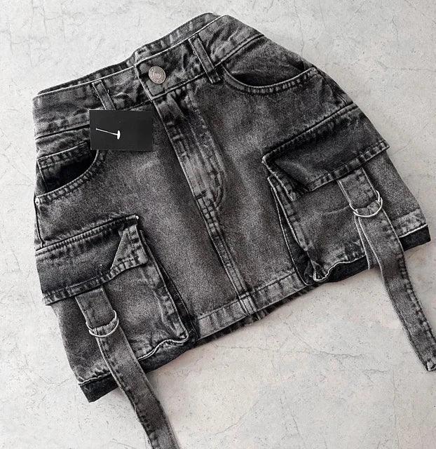 Kvinders a-line denim mini nederdel med multi-lommer design