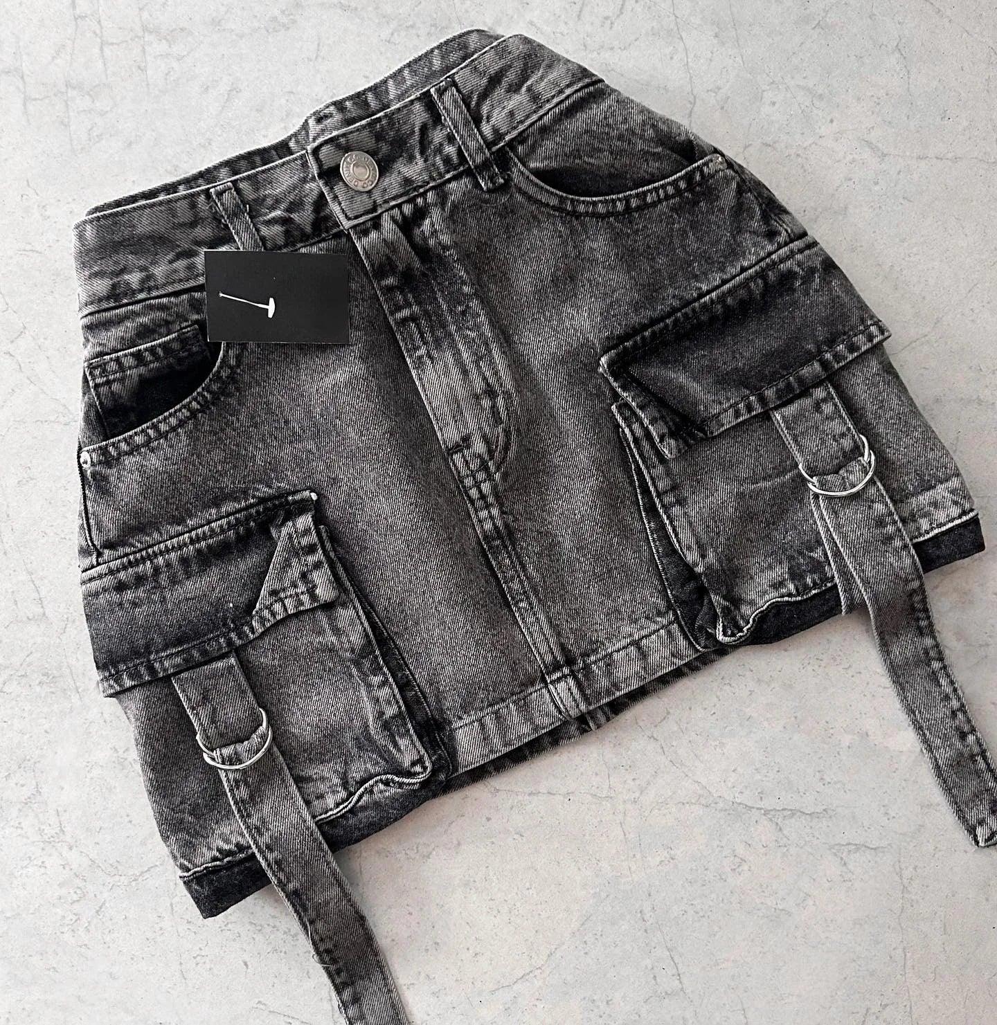 Kvinders a-line denim mini nederdel med multi-lommer design