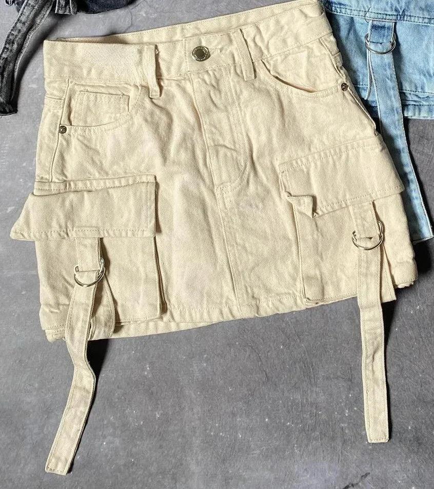 Kvinders a-line denim mini nederdel med multi-lommer design