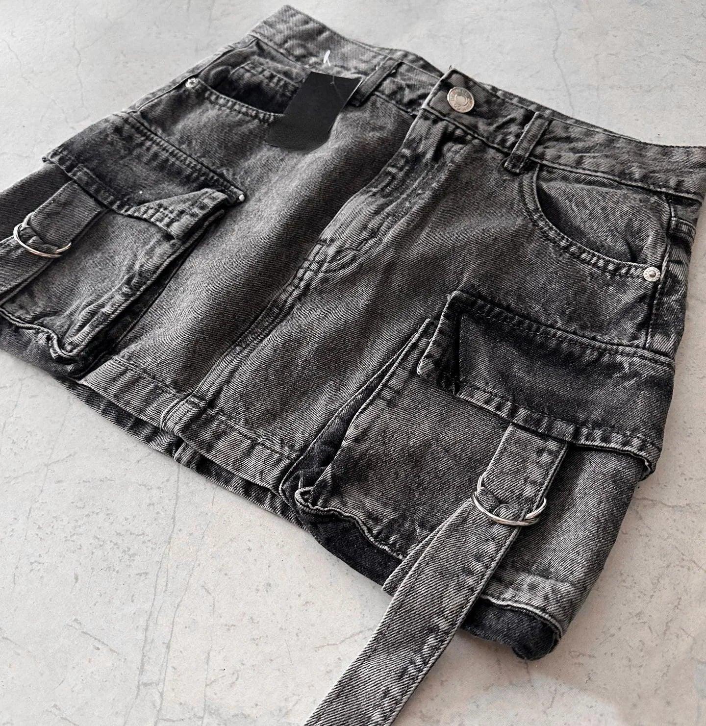 Kvinders a-line denim mini nederdel med multi-lommer design