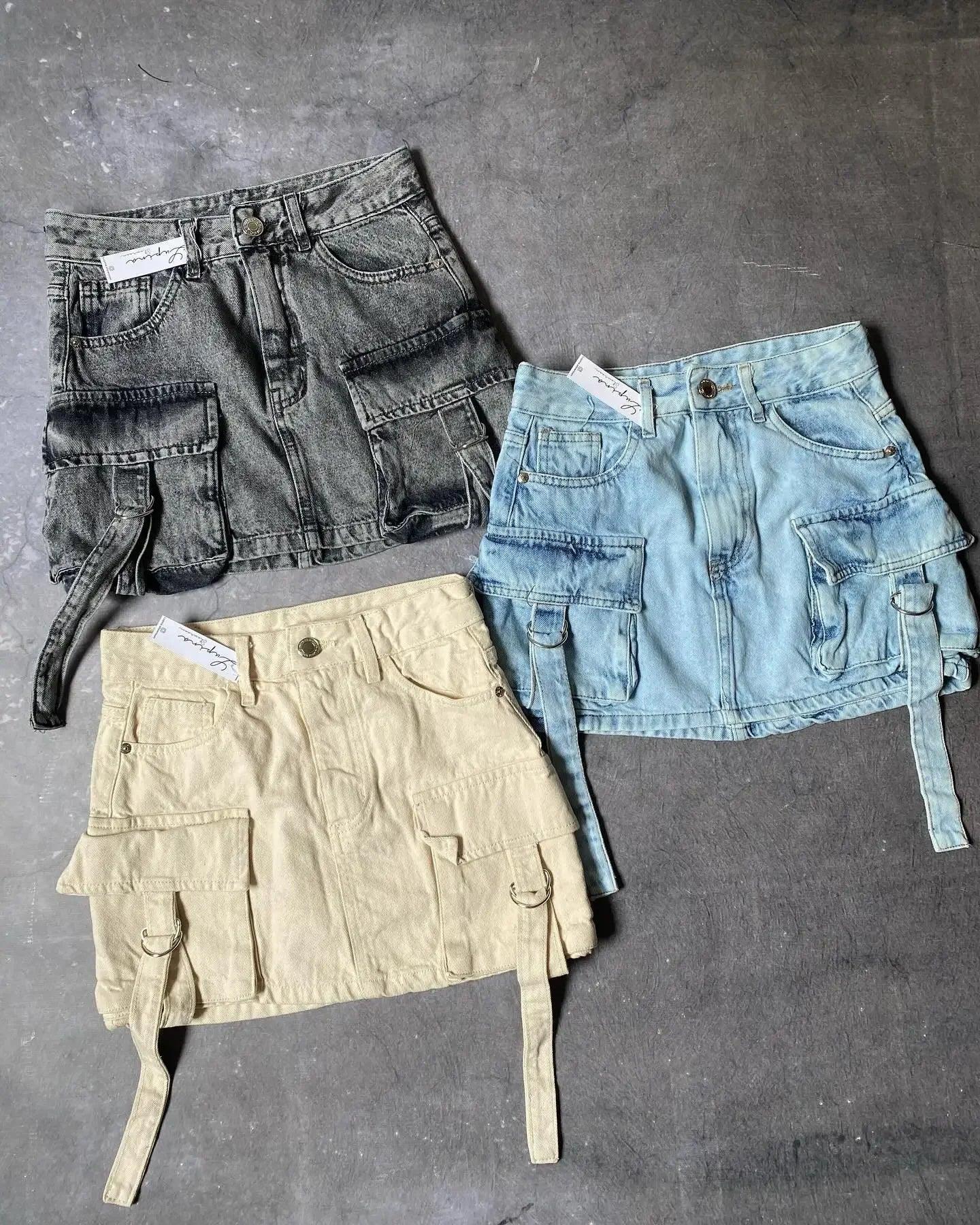 Kvinders a-line denim mini nederdel med multi-lommer design