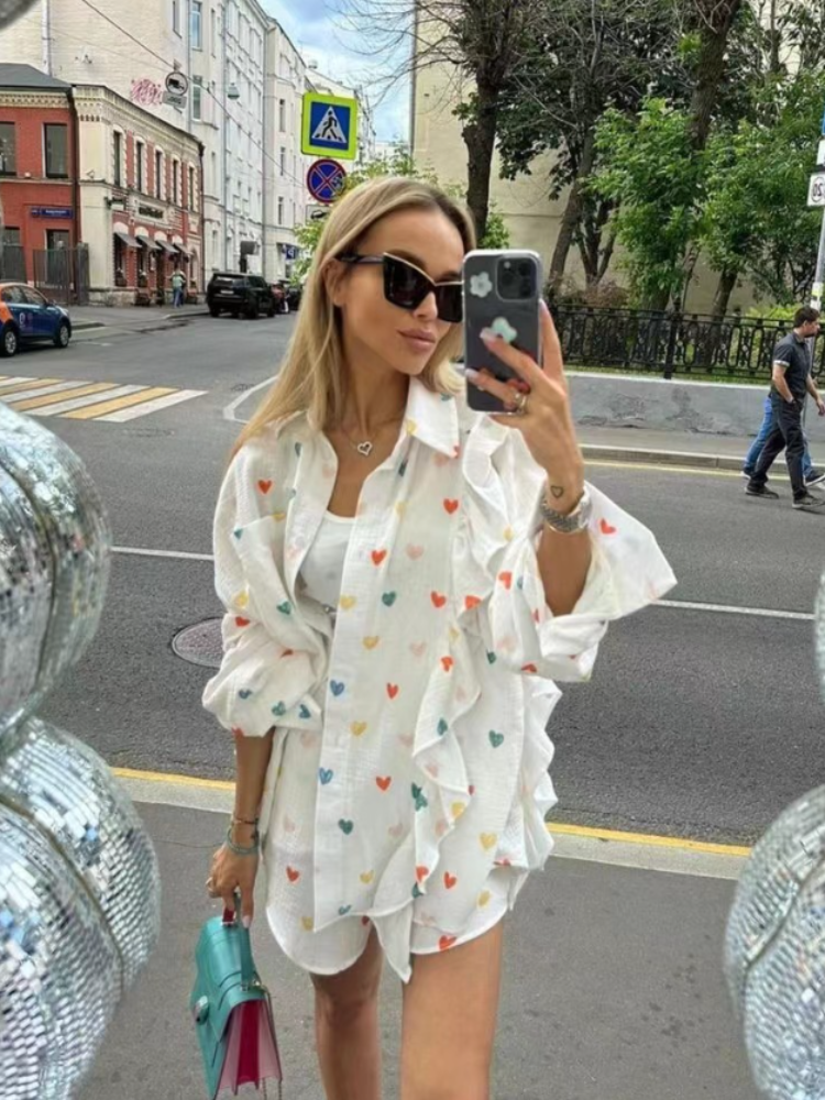 Damesæt - Bluse med knapper & Højtaljede shorts - Flæseærmer