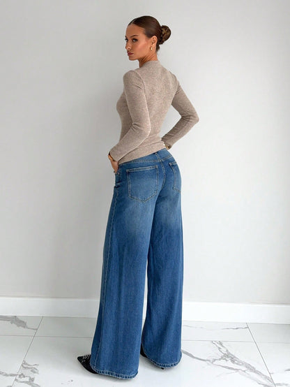 Completo da donna Elise: abito classico strutturato con bottoni e pantaloni larghi a vita alta