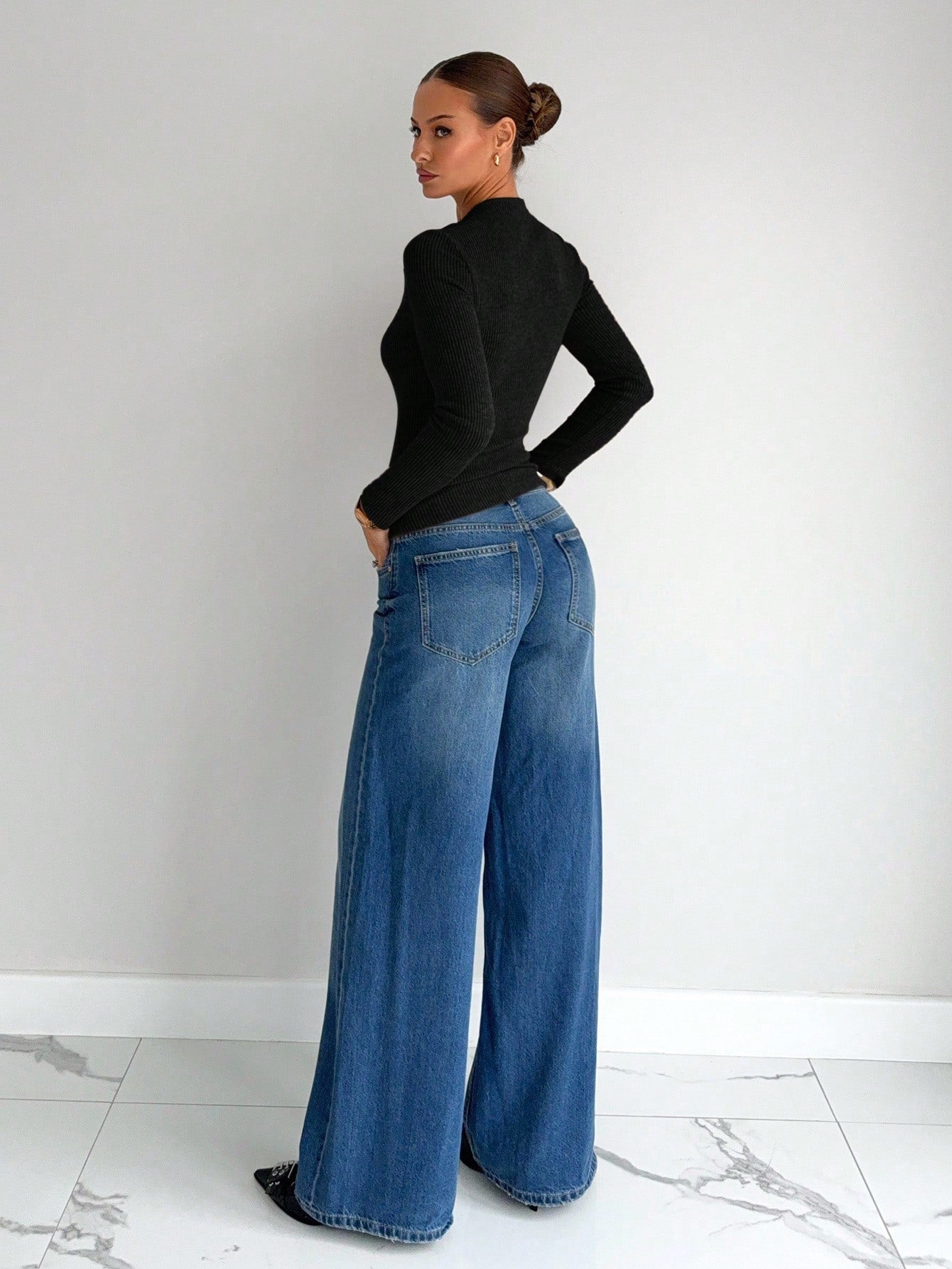 Completo da donna Elise: abito classico strutturato con bottoni e pantaloni larghi a vita alta