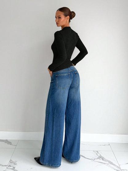 Completo da donna Elise: abito classico strutturato con bottoni e pantaloni larghi a vita alta