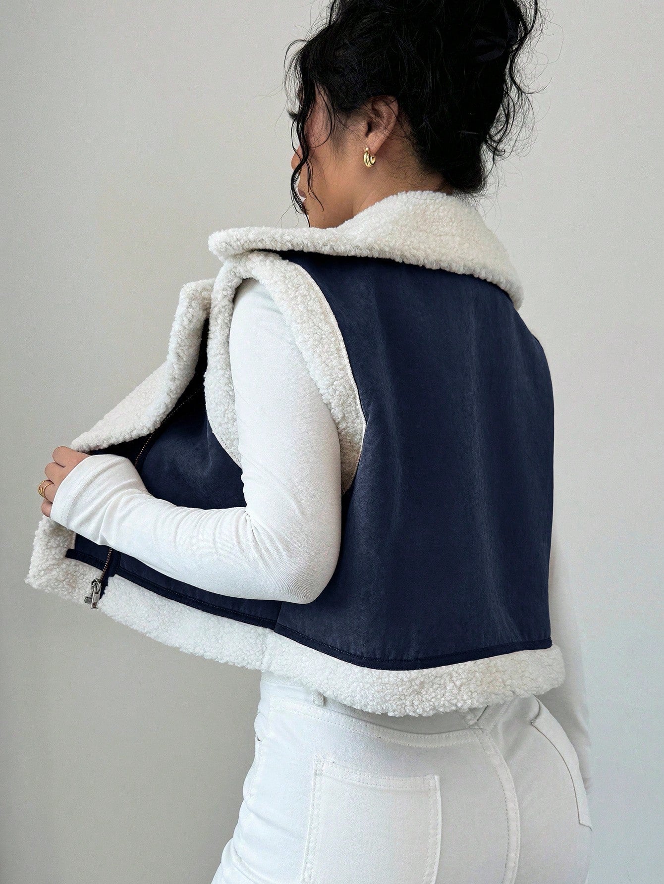 Women’s Faux Suede Shearling Jacket – Short Winter Coat with Fur Collar