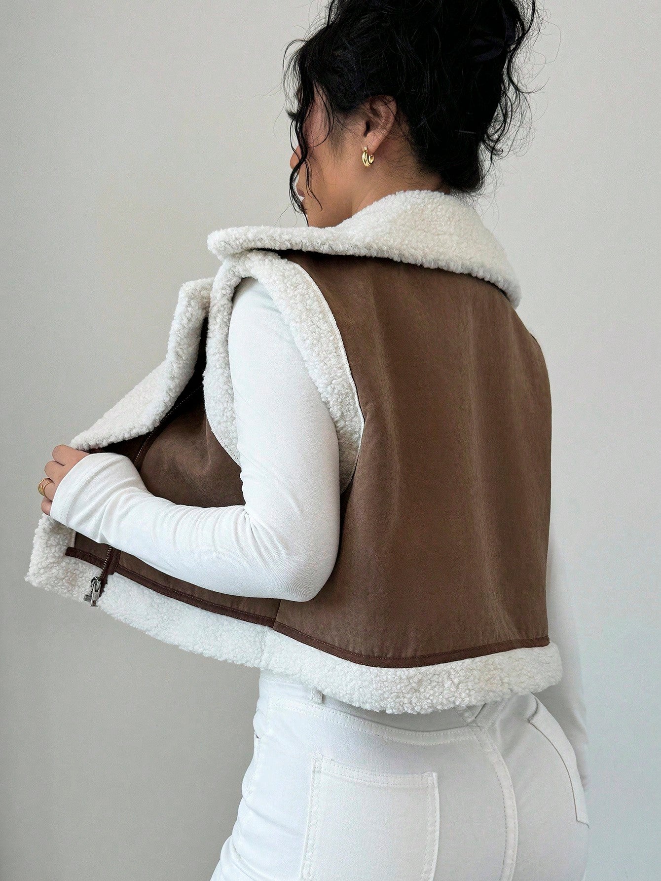 Women’s Faux Suede Shearling Jacket – Short Winter Coat with Fur Collar