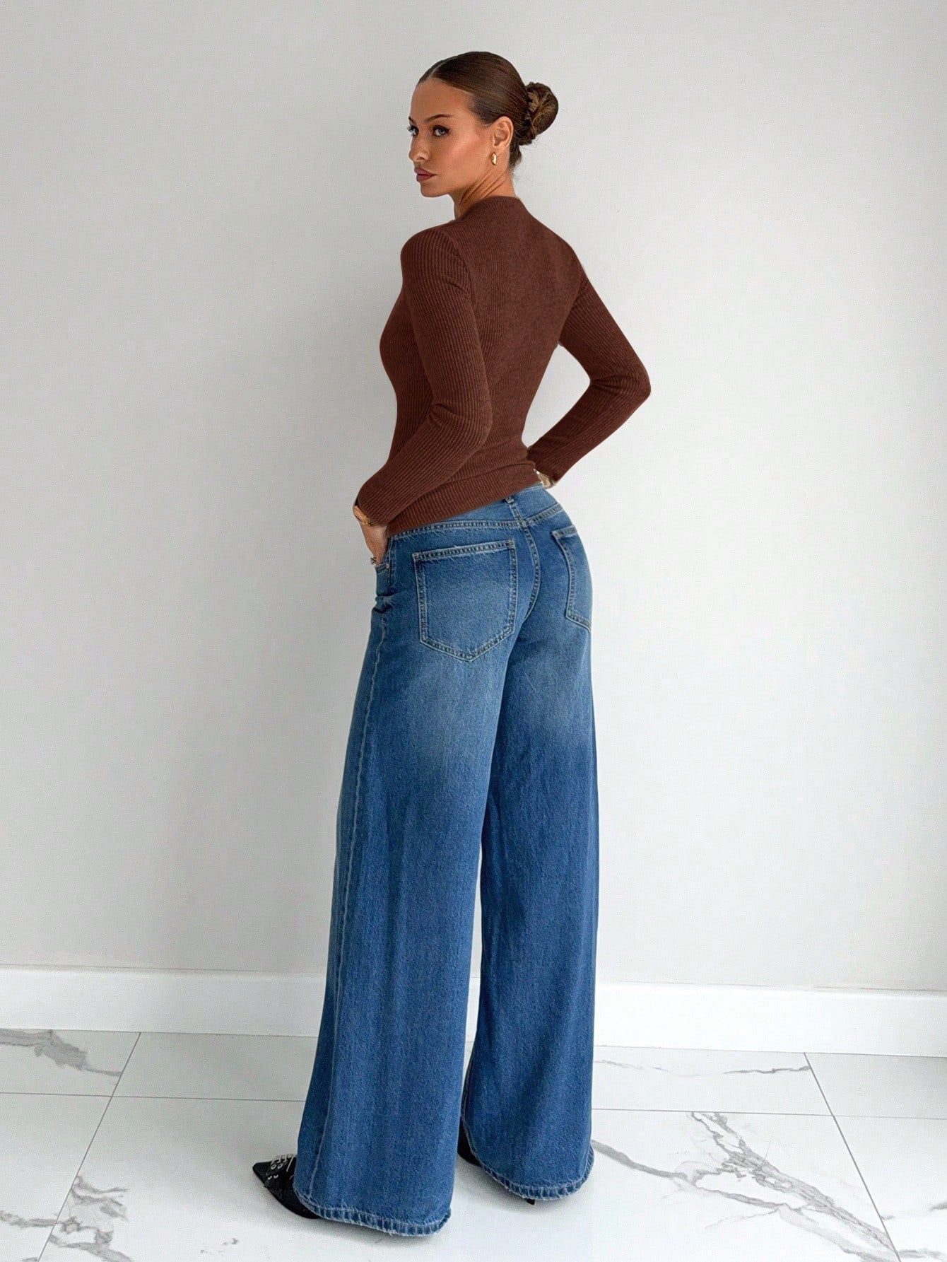 Completo da donna Elise: abito classico strutturato con bottoni e pantaloni larghi a vita alta