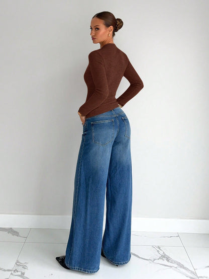 Completo da donna Elise: abito classico strutturato con bottoni e pantaloni larghi a vita alta