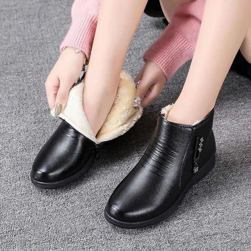 Bottines en suédine pour femme à fermeture zippée latérale, doublure douce et détail métallique