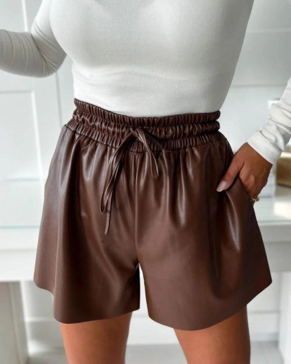 Short en Similicuir pour Femme – Taille Haute avec Cordon Élastique
