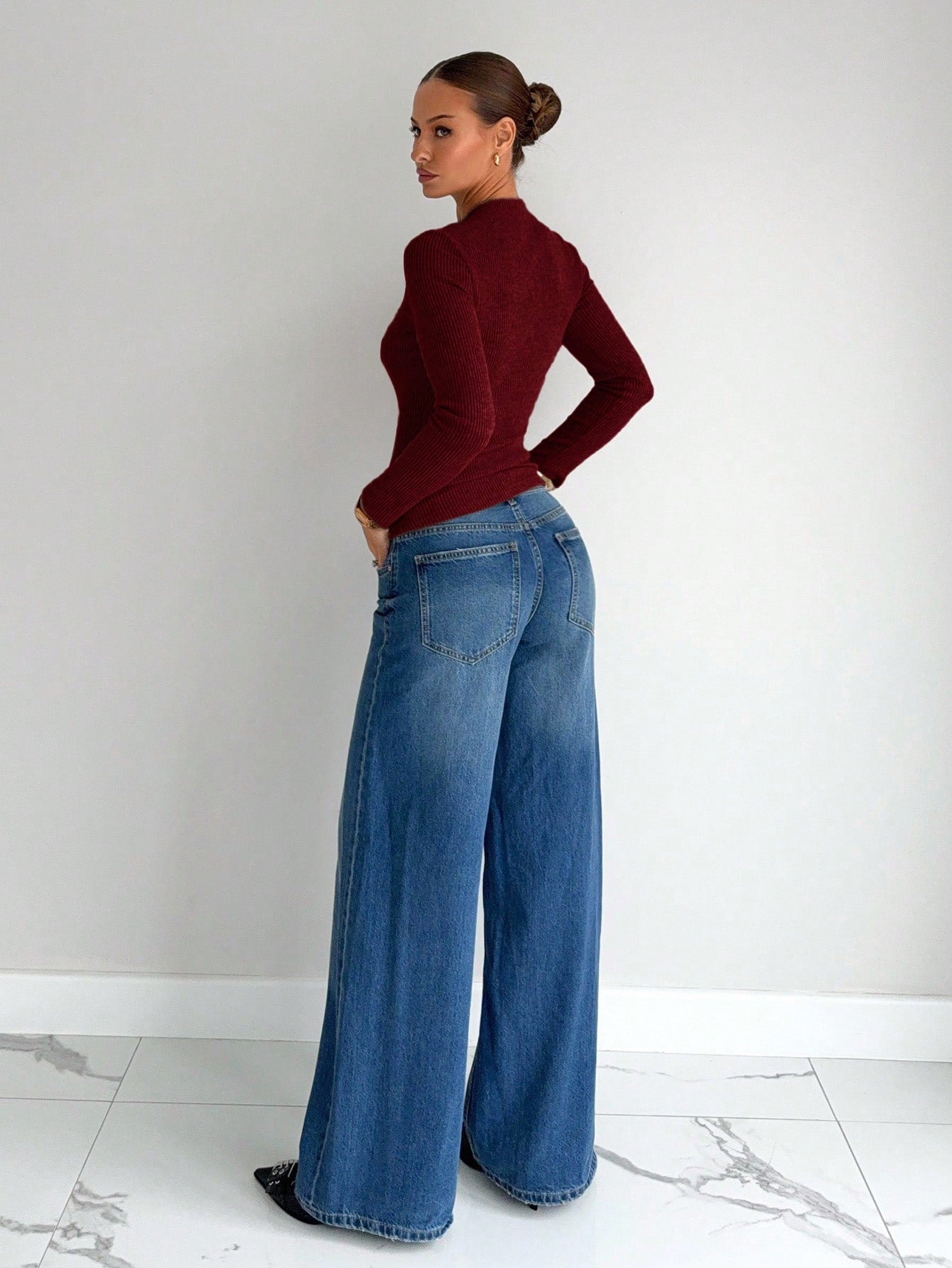 Completo da donna Elise: abito classico strutturato con bottoni e pantaloni larghi a vita alta