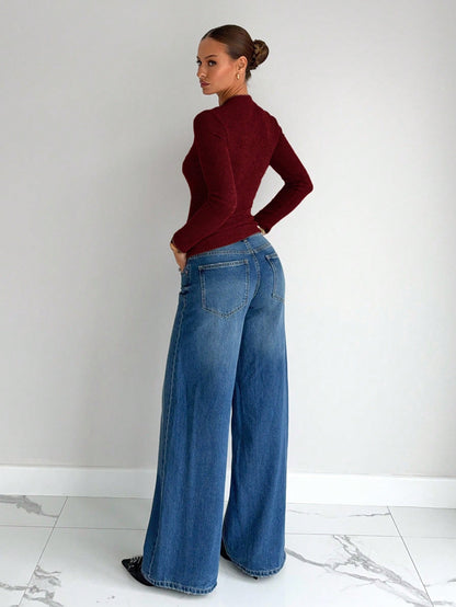 Completo da donna Elise: abito classico strutturato con bottoni e pantaloni larghi a vita alta